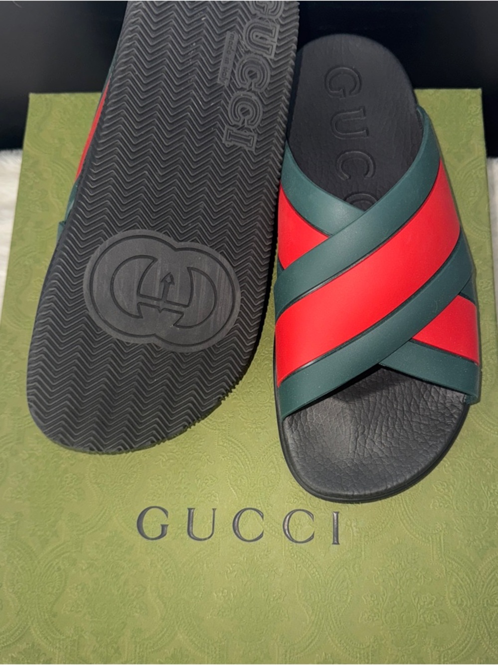 Gucci Men’s Criss Cross Rubber Slide Sandals 8 - Picture 8 of 12